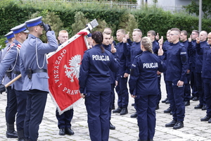 Młodzi funkcjonariusze ślubują na Sztandar Komendy Wojewódzkiej Policji w Lublinie.