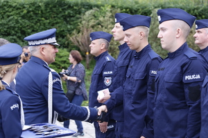 Komendant Wojewódzki Policji w Lublinie wręcza legitymacje nowemu policjantowi.