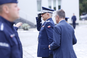 Komendant Wojewódzki Policji w Lublinie nadinspektor Artur Bielecki wraz z Wojewodą Lubelskim gratuluje wstąpienia do służby.