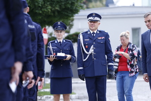 Komendant Wojewódzki Policji w Lublinie nadinspektor Artur Bielecki wręcza legitymacje nowym policjantom.