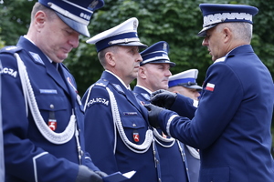 Komendant Wojewódzki Policji w Lublinie odznacza funkcjonariusza medalem.