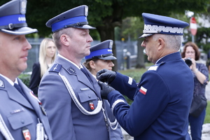 Komendant Wojewódzki Policji w Lublinie odznacza funkcjonariusza medalem.