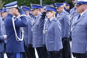 Komendant Wojewódzki Policji w Lublinie odznacza funkcjonariuszkę medalem.