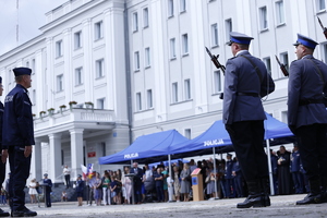 Funkcjonariusze podczas uroczystości na pierwszym planie zdjęcia. W głębi widzimy Komendę Wojewódzką Policji w Lublinie.