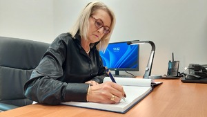 Radna Województwa Lubelskiego Pani Anna Baluch wpisuje się do księgi pamiątkowej.