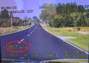 ekran wideorejestratora z zapisanym obrazem i wskazaniami, oznaczona prędkość