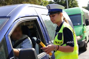 policjanci sprawdzają stan trzeźwości