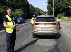 policjanci sprawdzają stan trzeźwości