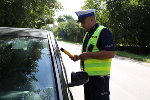 policjanci sprawdzają stan trzeźwości