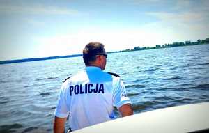 policjant na łódce na akwenie