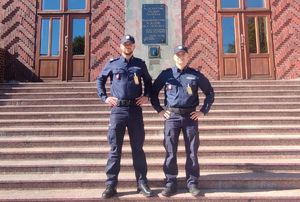 patrol z KWP w Lublinie na schodach szkoły