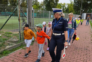 Policjantki z dziećmi.