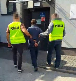 policjanci doprowadzają mężczyznę do komendy