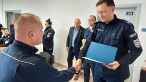 Naczelnik Sztabu wręcza dyplom policjantowi