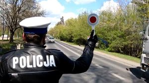 policjant wydaje sygnał do zatrzymania