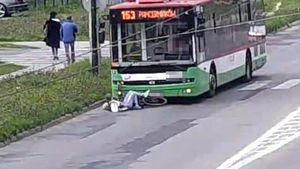 Ujęcie z kamery miejskiej na której widać potrąconą kobietę przez trolejbus.