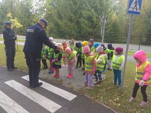 policjant przy przejściu z przedszkolakami