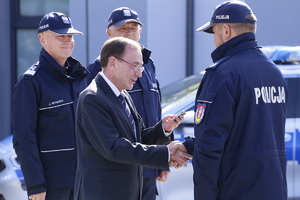 Minister Spraw Wewnętrznych i Administracji Mariusz Kamiński wręcza kluczyki do nowego radiowozu funkcjonariuszowi Posterunku Policji w Turobinie.