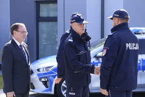 Komendant Główny Policji  generalny inspektor Jarosław Szymczyk gratuluje policjantowi z Posterunku Policji w Turobinie nowego radiowozu.