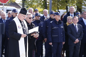 Kapelan Lubelskiej Policji ksiądz Bogdan Zagórski odmawia modlitwę w związku z poświęceniem Posterunku Policji i nowego radiowozu.