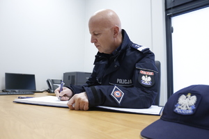 Komendant Główny Policji generalny inspektor Jarosław Szymczyk wpisuje się do księgi pamiątkowej.