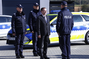 Minister Spraw Wewnętrznych i Administracji Mariusz  Kamiński przyjmuje meldunek od dowódcy uroczystości podczas otwarcia Posterunku Policji w Wojsławicach.