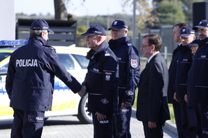 Komendant Główny Policji gratuluje kierownikowi Posterunku Policji w Wojsławicach nowej siedziby.