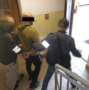 zatrzymany mężczyzna na korytarzu w budynku