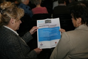 kobiety trzymają w ręku broszurę informacyjną