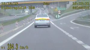 Ujęcie z wideorejestratora na, którym widać auto poruszające się z prędkością ponad 180 kilometrów na godzinę