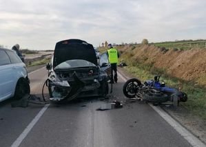wypadek z udziałem motocyklisty i dwóch pojazdów