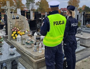 policjanci na cmentarzu