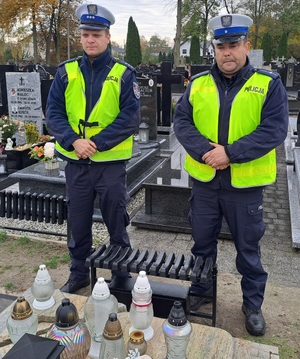 policjanci na cmentarzu