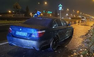 policjant kontroluje nocą pojazd