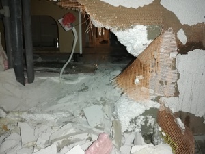 dziura w ścianie po uderzeniu w dom