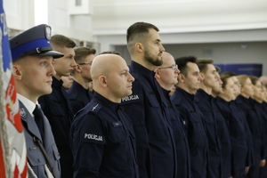 Po lewej stronie zdjęcia stoją policjanci z Pocztu Sztandarowego obok nowi funkcjonariusze Lubelskiej Policji.