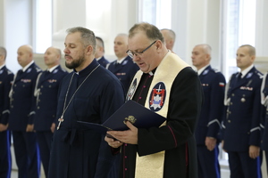 Duchowni Lubelskiej Policji błogosławią nowych funkcjonariuszy.