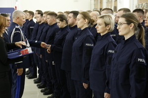 Komendant Wojewódzki Policji nadinspektor Artur Bielecki wraz z Wojewodą Lubelskim Lechem Sprawką gratulują wstąpienia w szeregi policji.