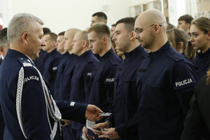 Komendant Wojewódzki Policji nadinspektor Artur Bielecki wraz z Wojewodą Lubelskim Lechem Sprawką gratulują wstąpienia w szeregi policji.