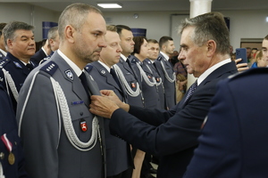 Wojewoda Lubelski Lech Sprawka odznacza policjanta medalem za wieloletnią służbę.