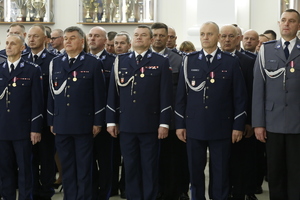 Odznaczeni medalami policjanci za wieloletnią służbę.