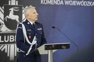 Komendant Wojewódzki Policji nadinspektor Artur Bielecki przemawia do zgromadzonych gości.