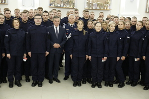 Wspólne zdjęcie Komendanta Wojewódzkiego Policji w Lublinie oraz Wojewody Lubelskiego Lecha Sprawki z nowymi funkcjonariuszami.
