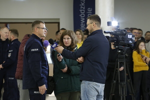 Nowy policjant udziela wywiadu telewizji polskiej.