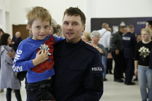 Wspólne zdjęcie policjanta z dzieckiem.