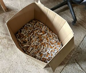 papierosy leżą w pudełku