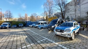 Policyjne oznakowane radiowozy na placu Komendy Wojewódzkiej Policji w Lublinie.