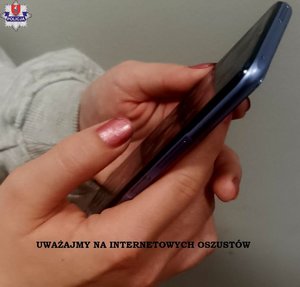 smartfon leży w dłoniach kobiety