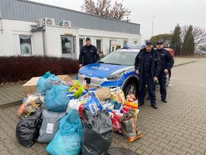 policjanci przed schroniskiem z darami