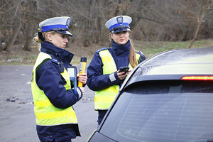 policjanctki podczas kontroli drogowej